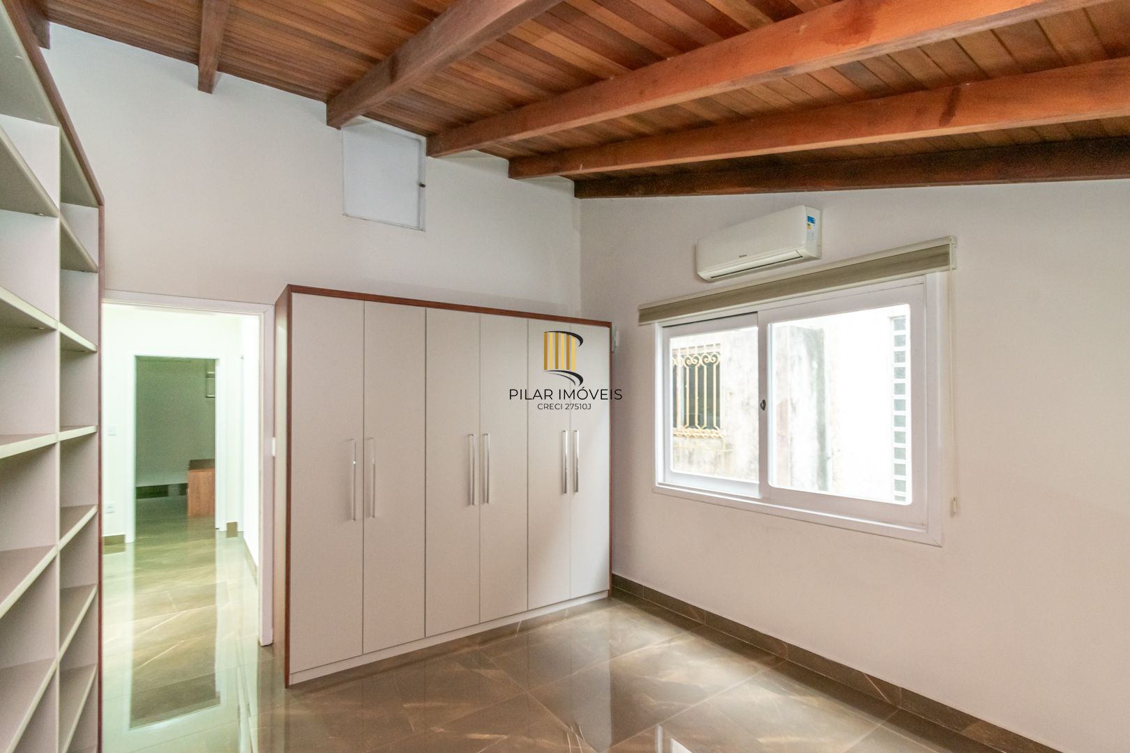 Casa sobrado no bairro Cristal de 3 dormitórios e 3 vagas