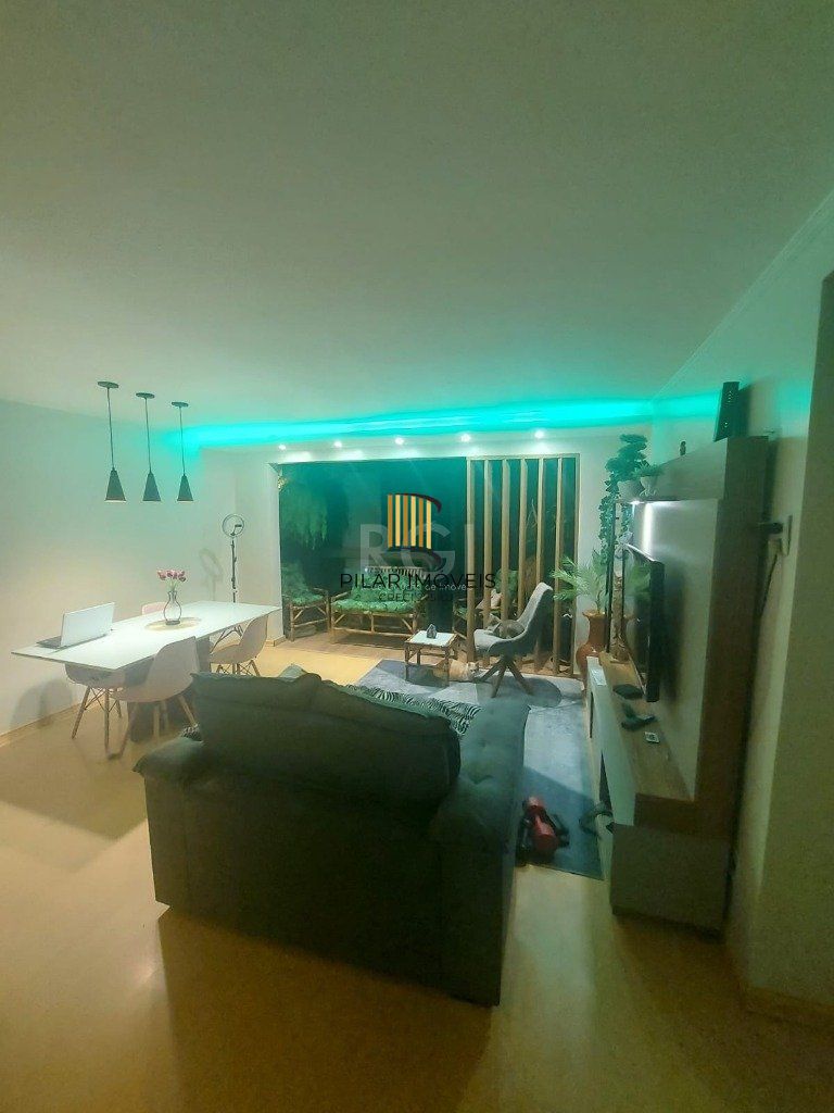 Apartamento 02 dormitórios, com vaga, no bairro Jardim Itu Sabará, em Porto Alegre.