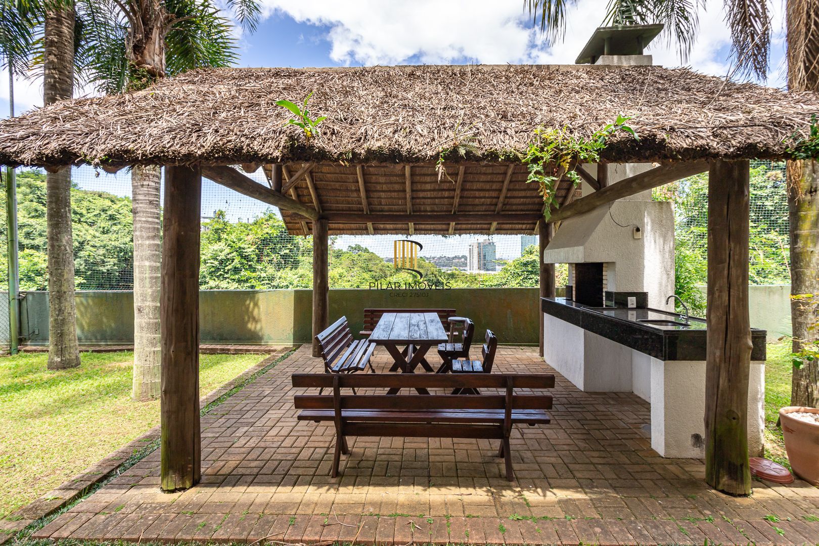 COBERTURA MOBILIADA COM VISTA PARA O GUAÍBA