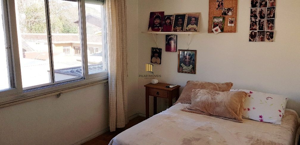 Apartamento no Petrópolis de 2 dormitórios e dependência