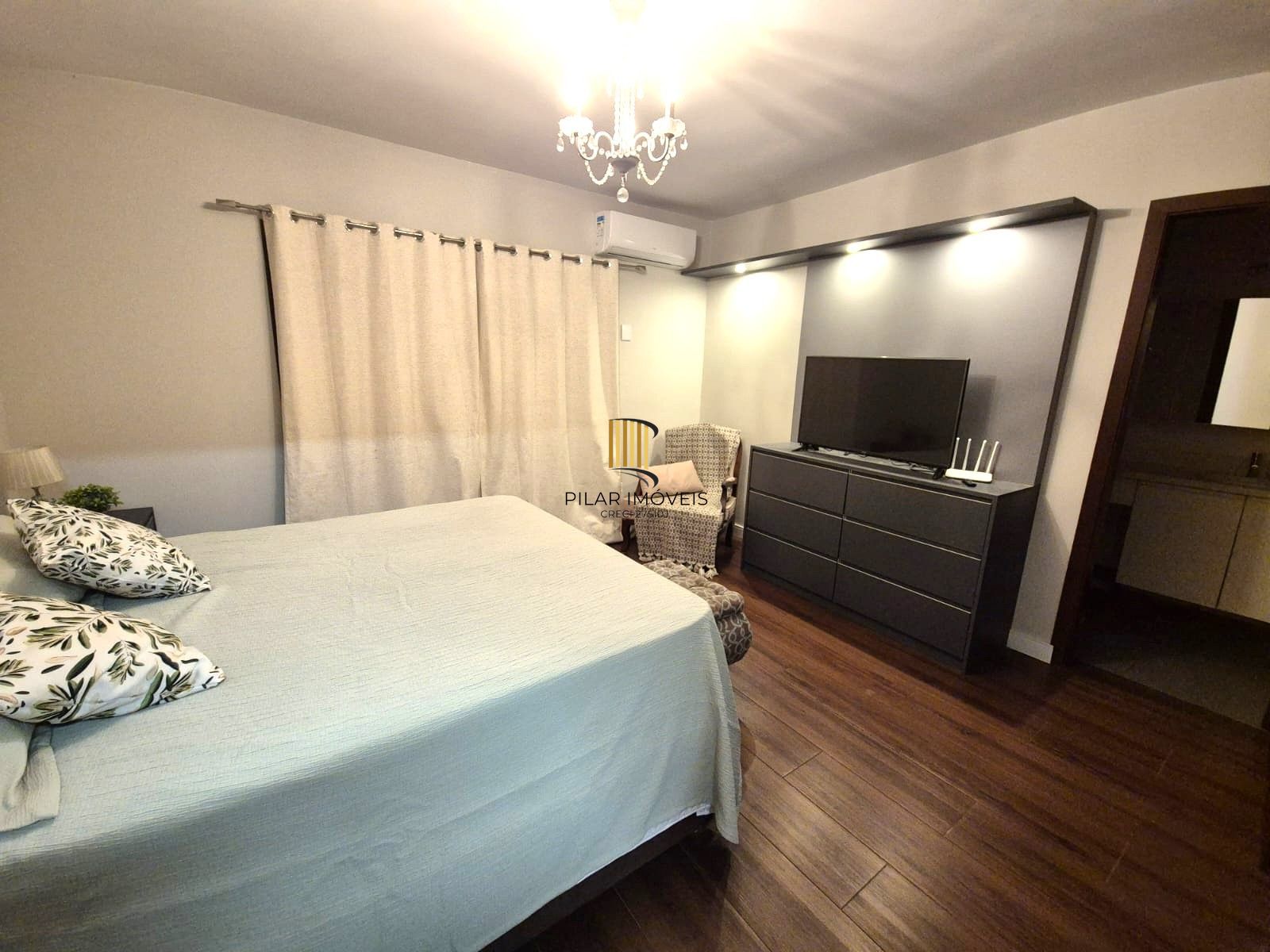 Sobrado no Menino Deus de 3 dormitórios e vaga