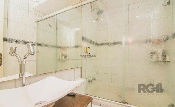 Casa no bairro Camaquã de 4 dormitórios e 2 vagas