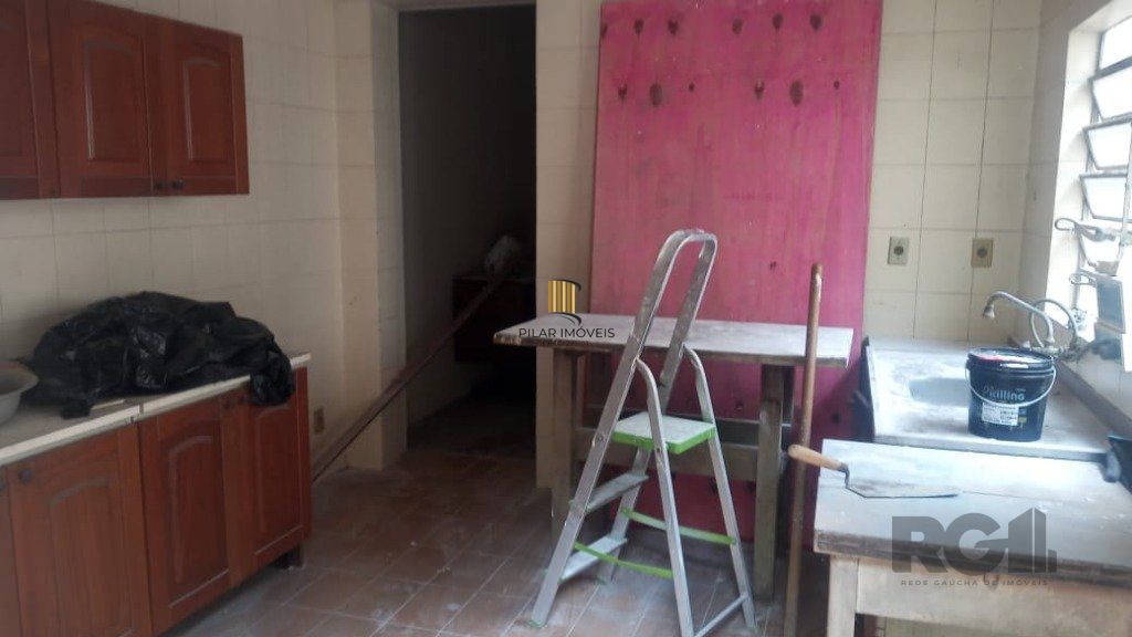 Sobrado no bairro Petrópolis com 4 dormitórios e amplo pátio