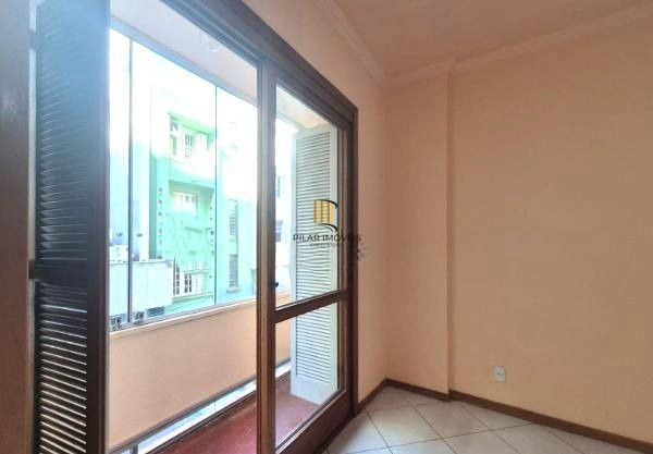Apartamento no Centro de 2 dormitórios DESOCUPADO