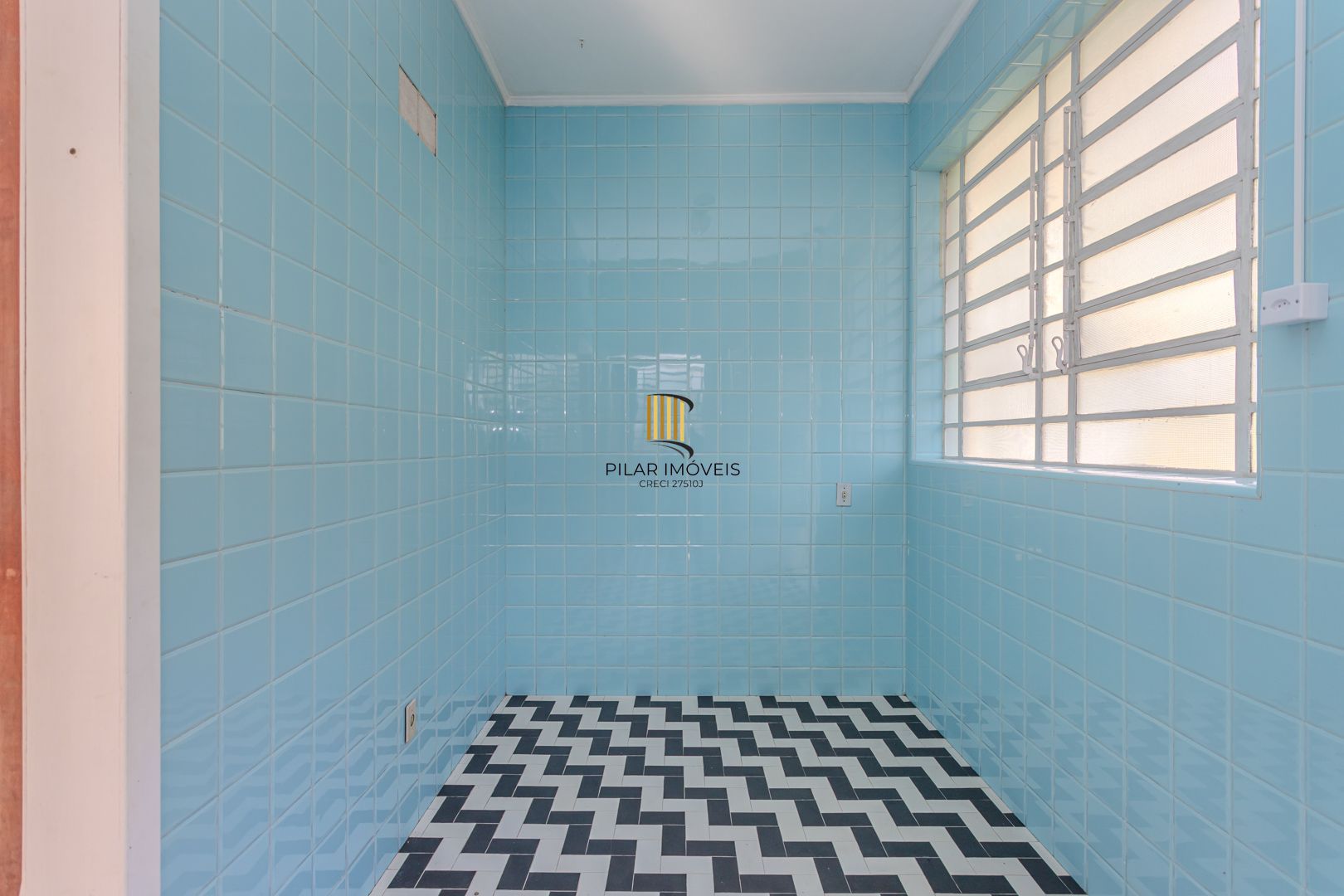 Casa no Menino Deus de 3 dormitórios e 5 vagas DESOCUPADA