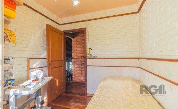 Casa sobrado na Lomba do Pinheiro com 4 dormitórios e 2 vagas