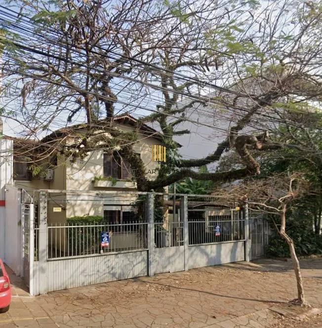 Casa sobrado no bairro Auxiliadora de 5 dormitórios e 4 vagas