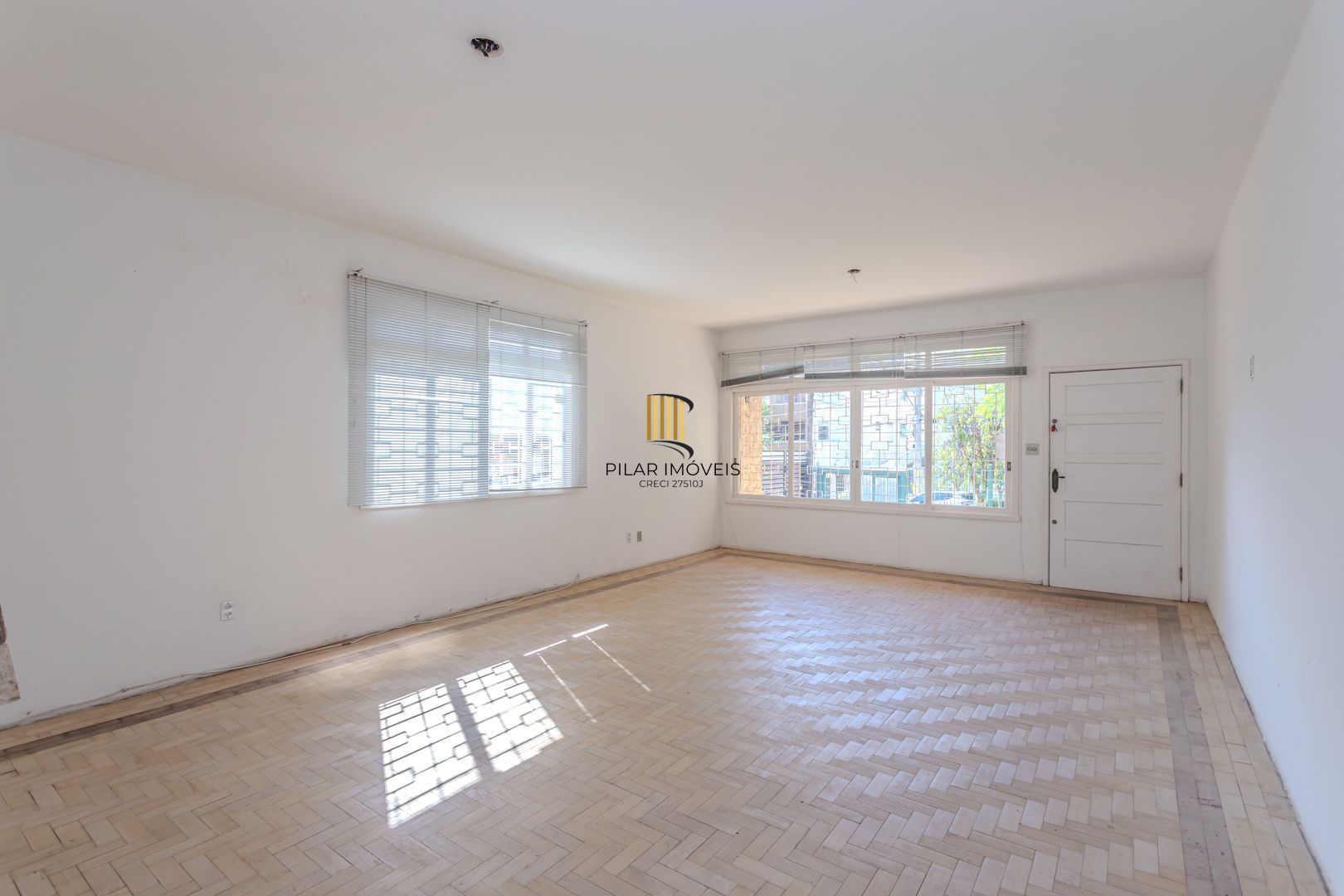 Casa no Menino Deus de 3 dormitórios e 5 vagas DESOCUPADA