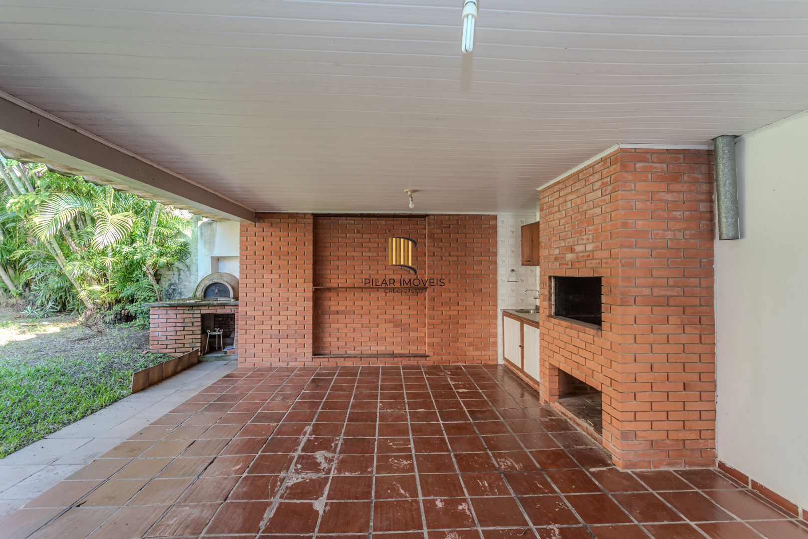 Casa no Menino Deus de 3 dormitórios e 5 vagas DESOCUPADA