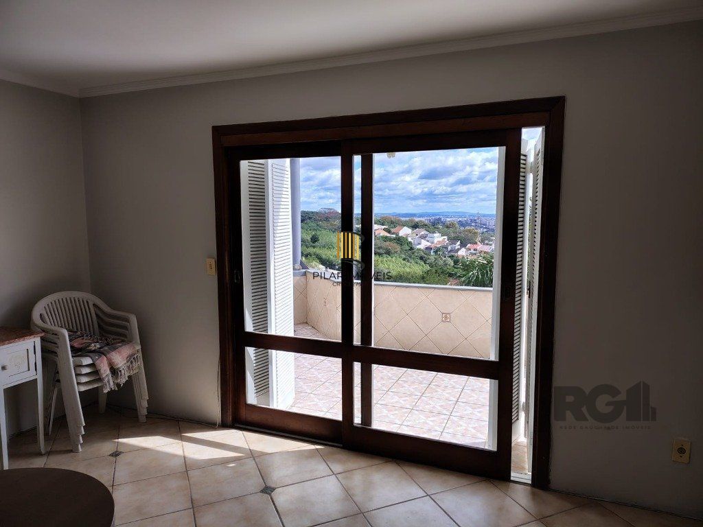 Casa sobrado com 300m² na Vila Nova de 3 dormitórios e 4 vagas