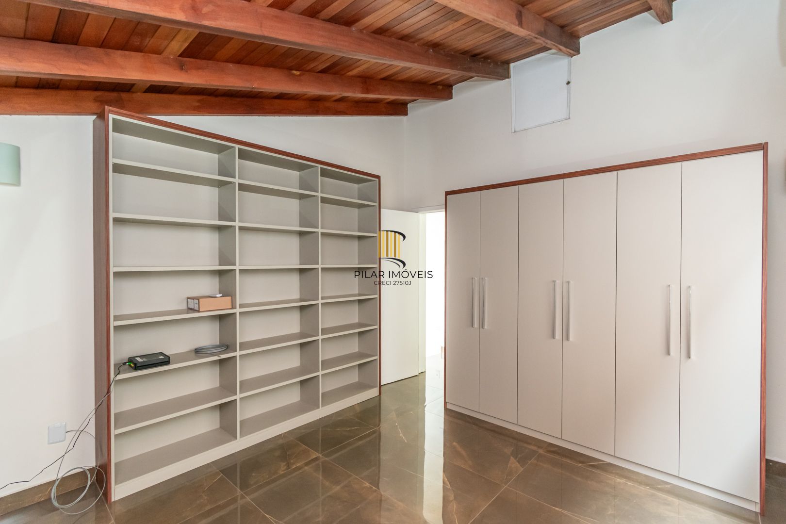 Casa sobrado no bairro Cristal de 3 dormitórios e 3 vagas