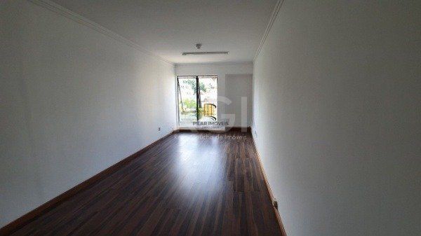 Sala comercial no bairro Petrópolis frente desocupada