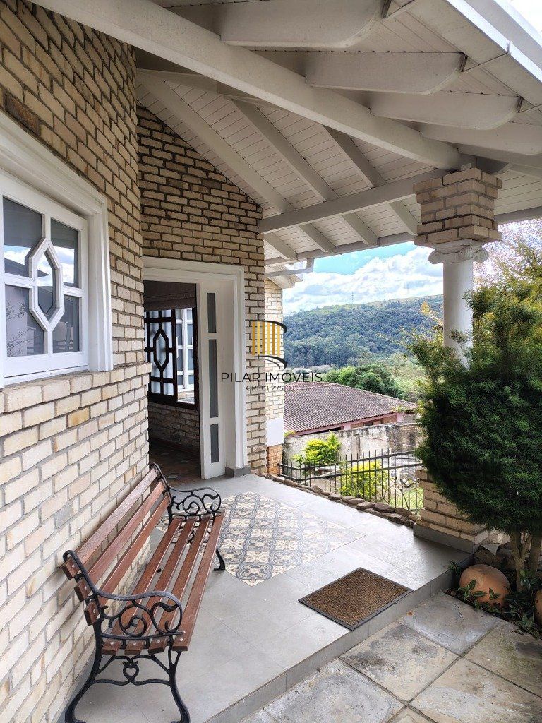 Casa sobrado com 300m² na Vila Nova de 3 dormitórios e 4 vagas
