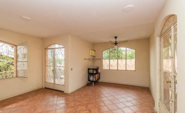 CASA DESOCUPADA E SEMI MOBILIADA, COM SUÍTE MASTER, SACADA, VISTA PANORÂMICA, EM AMPLO TERRENO NO SANTA TEREZA