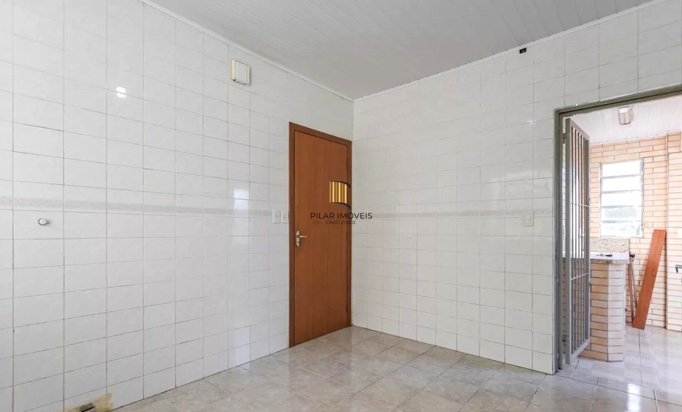 Casa no bairro Jardim Sabará de 4 dormitórios e 3 vagas DESOCUPADA