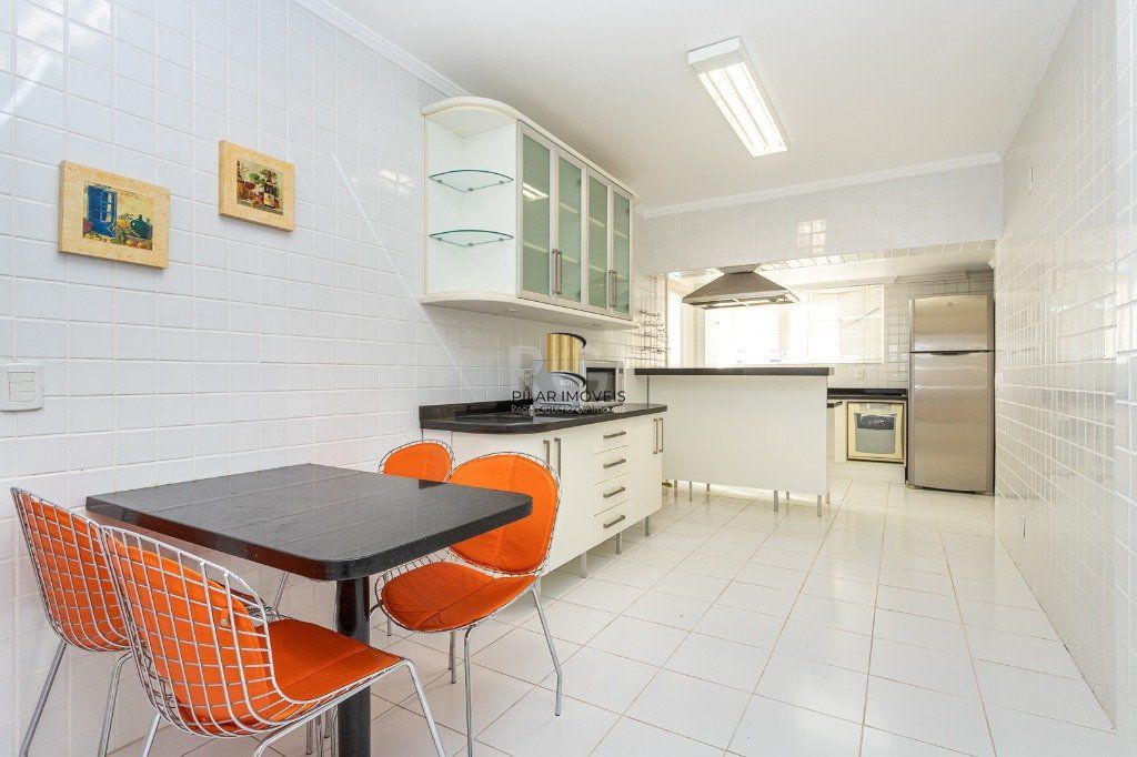 Apartamento no bairro Higienópolis com 190m² de 3 dormitórios e 2 vagas