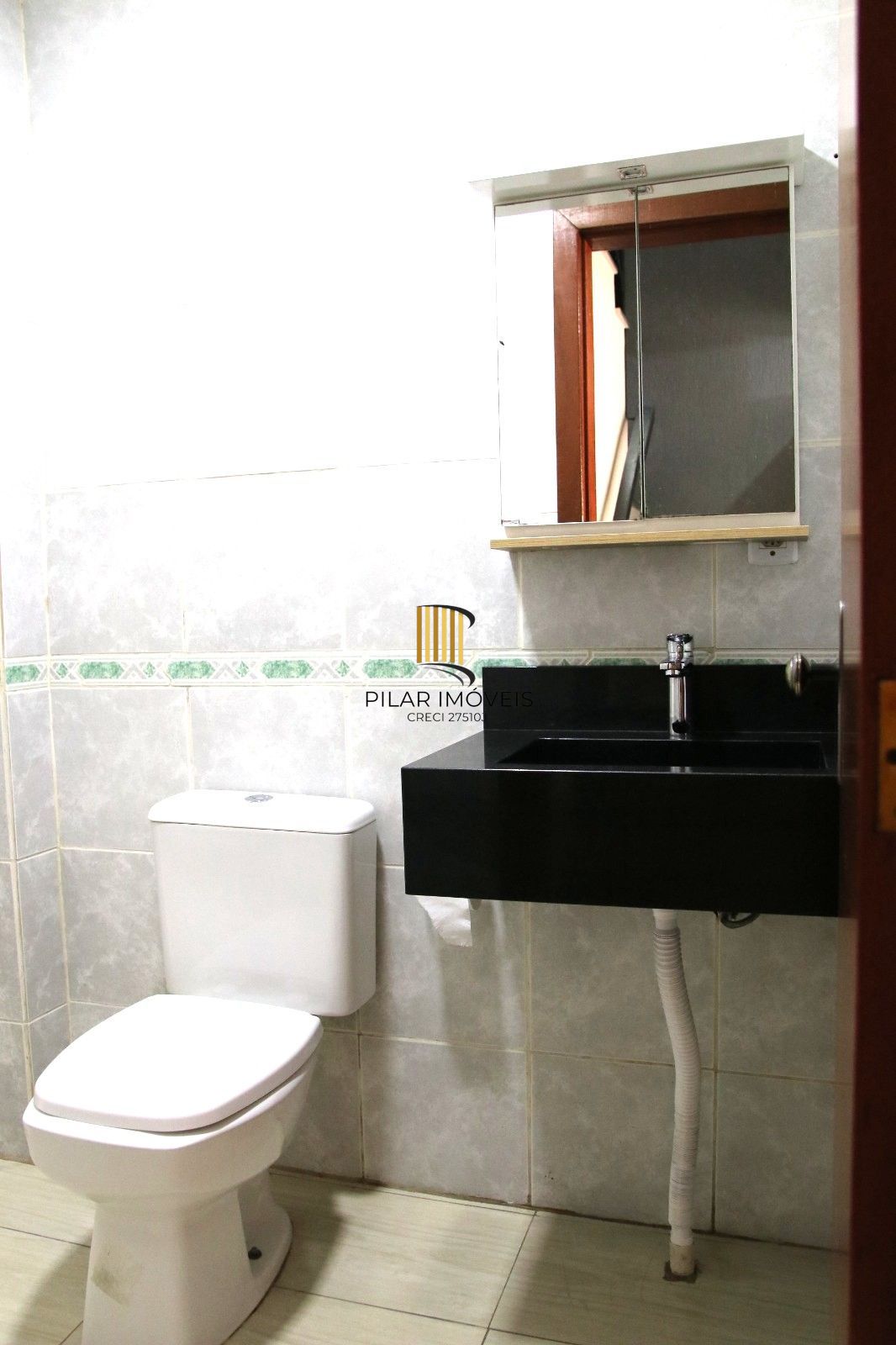 Casa sobrado na Hípica de 2 dormitórios e 2 vagas