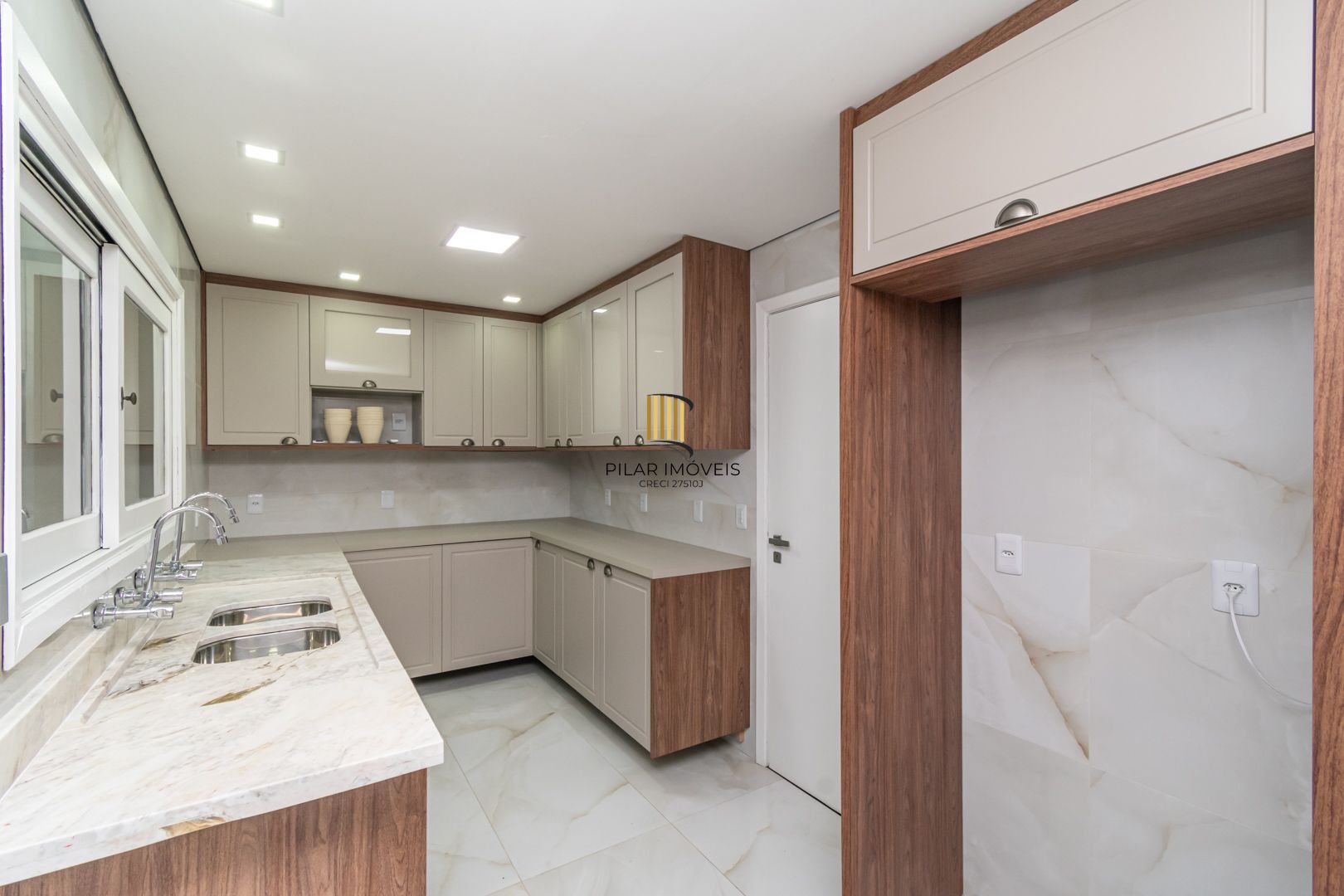 Casa sobrado no bairro Cristal de 3 dormitórios e 3 vagas