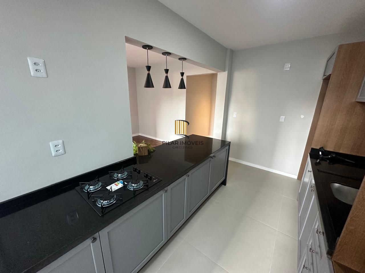 APTO COM 02 DORM. DEPENDENCIA EMP, TODO REFORMADO , SEMI-MOBILIADO, GARAGEM,  ELEVADOR