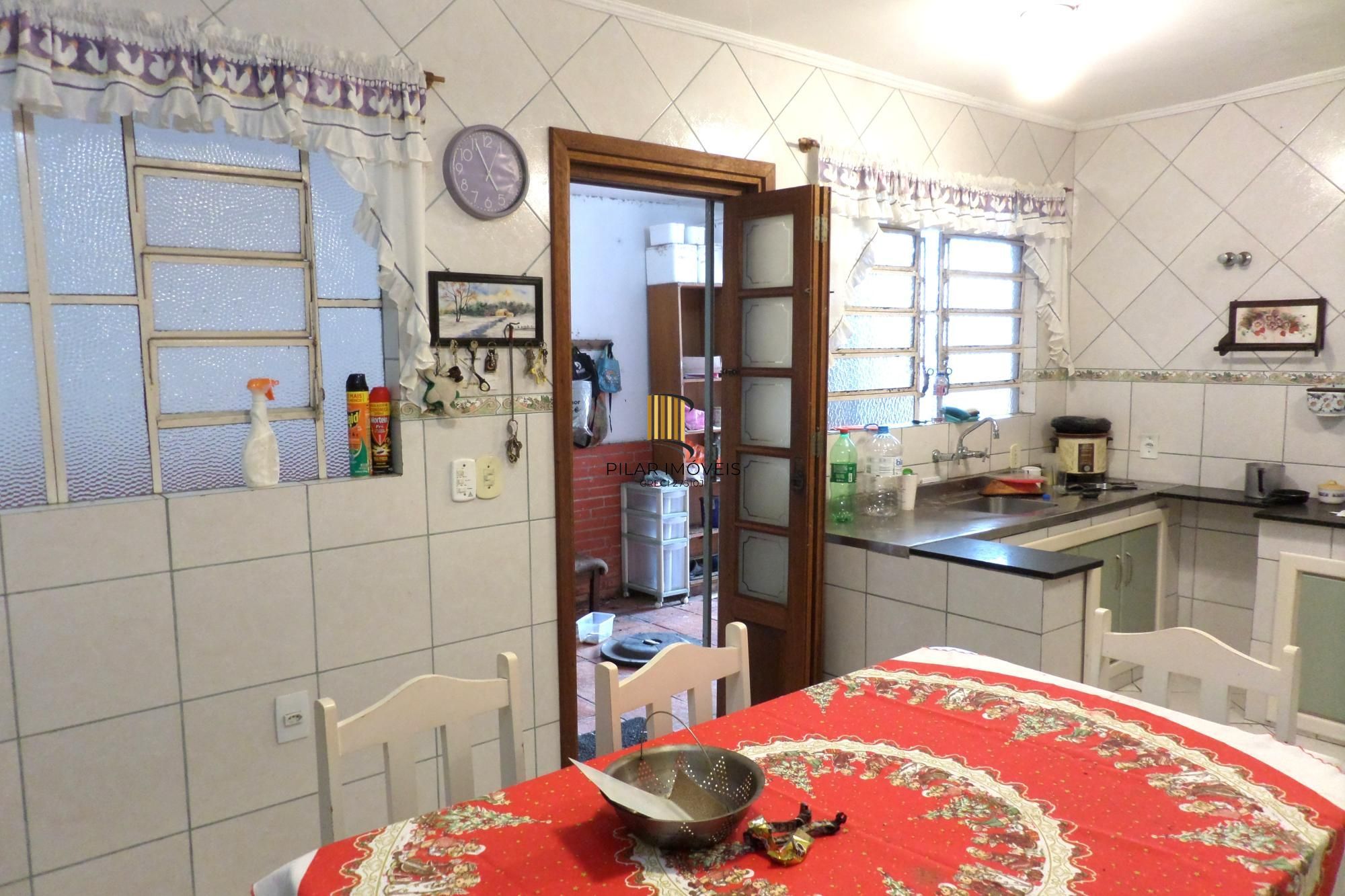 Casa no bairro Ipanema de 3 dormitórios e 2 vagas