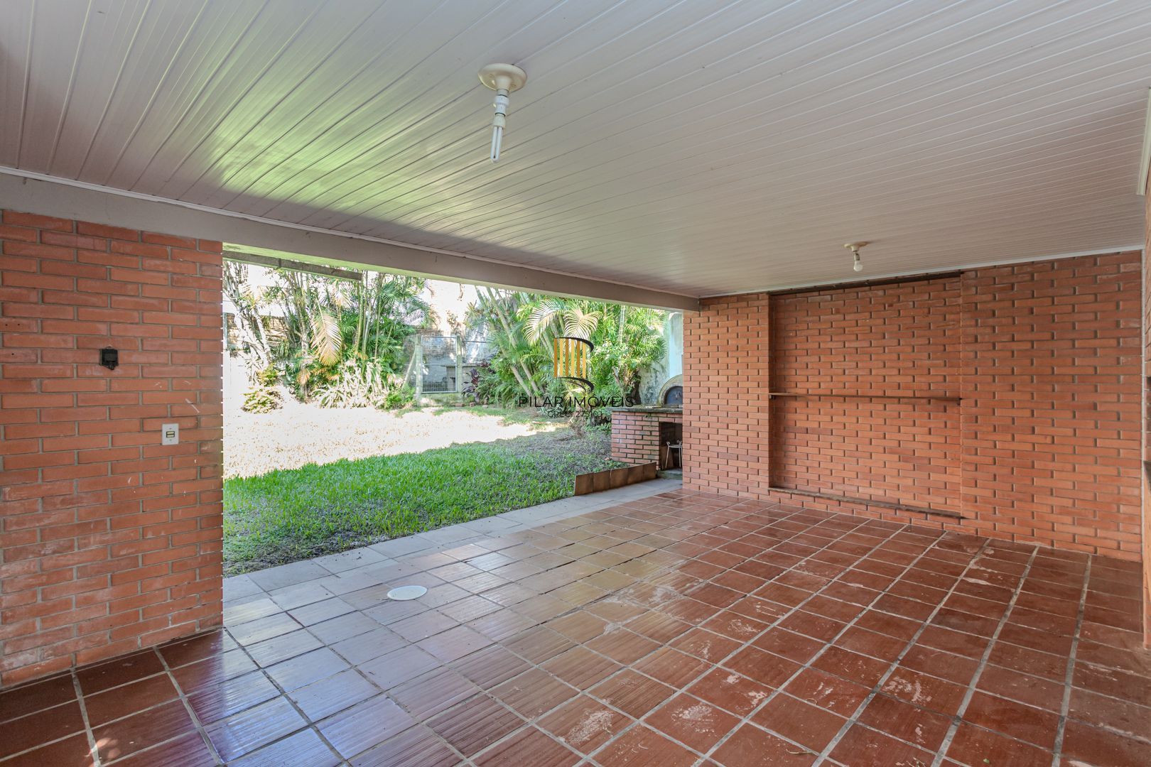 Casa no Menino Deus de 3 dormitórios e 5 vagas DESOCUPADA