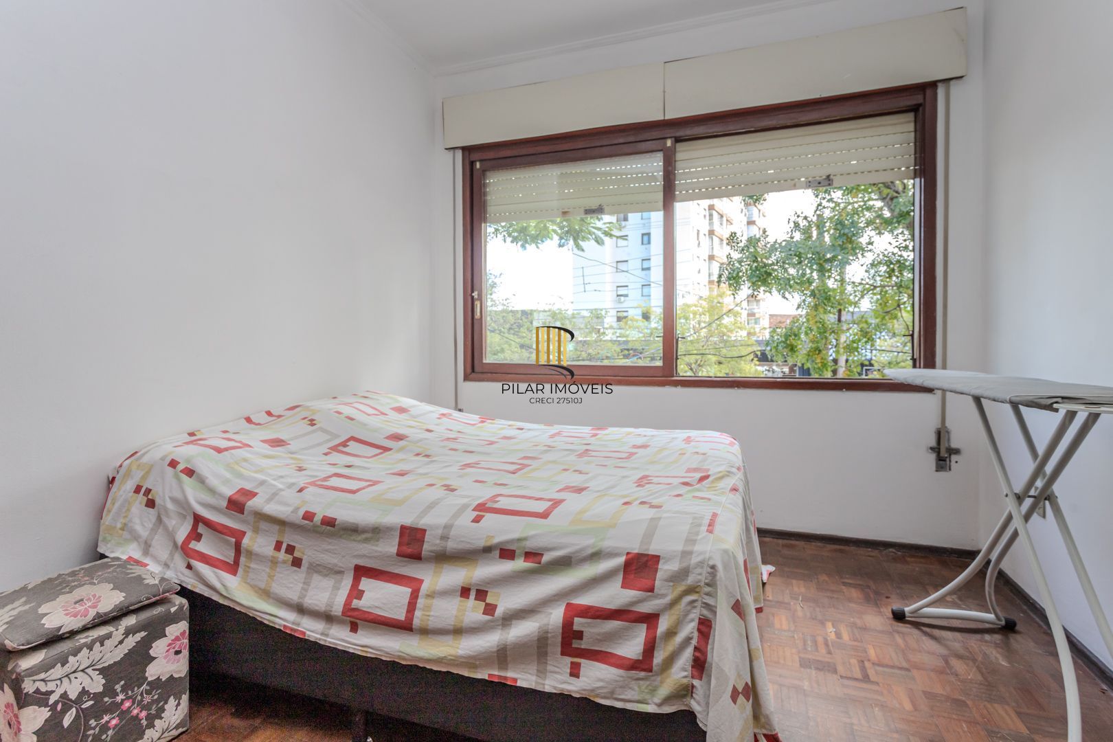 Prédio Residencial no Passo D'areia com 8 dormitórios e 8 vagas