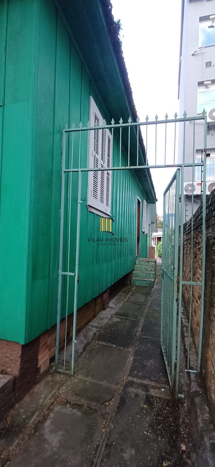 Vende-se casa de madeira, com dois dormitórios, banheiro, sala e cozinha. Localização privilegiada no bairro Jardim Botânico. Área do terreno com 6,6mx44m.