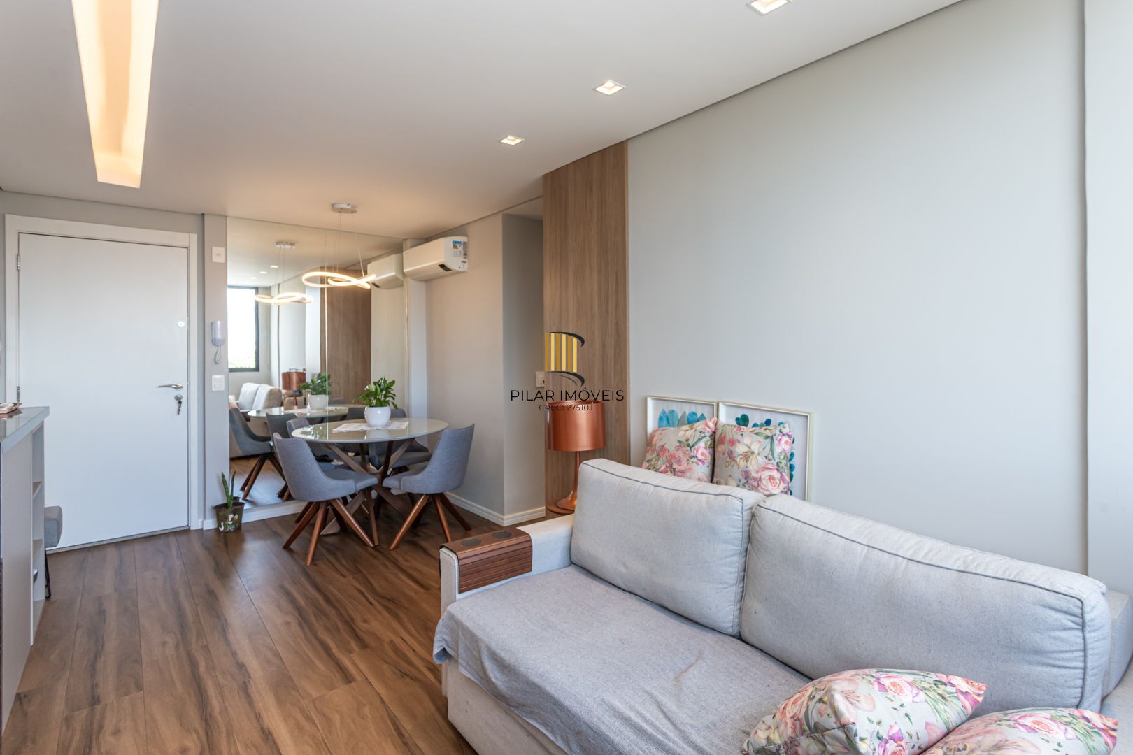 Apartamento 02 dormit com suíte e 01 vaga, no bairro Azenha, em Porto Alegre.