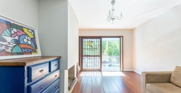 Sobrado no Menino Deus de 3 dormitórios e vaga