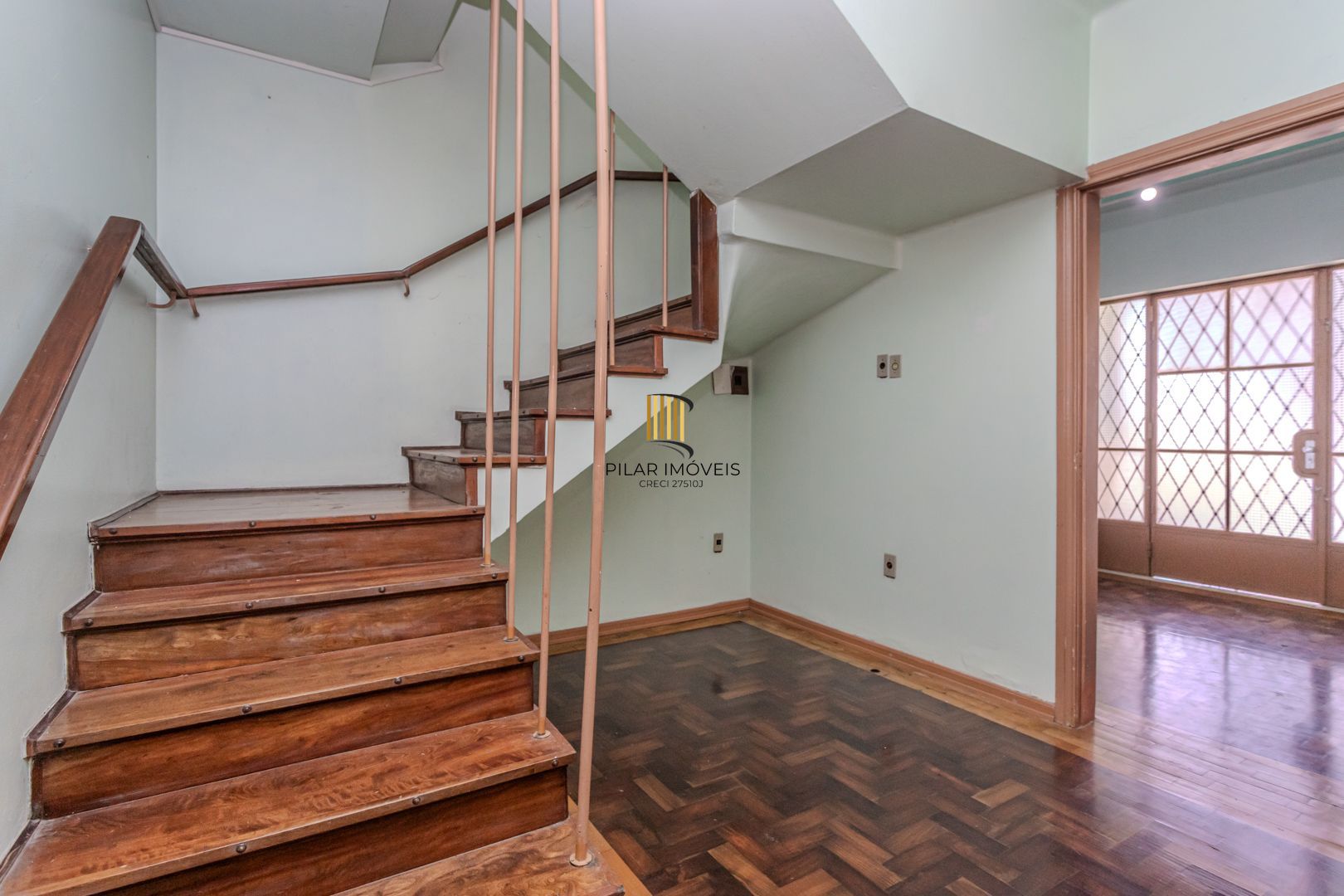 Casa sobrado no Partenon com 5 dormitórios e 4 vagas