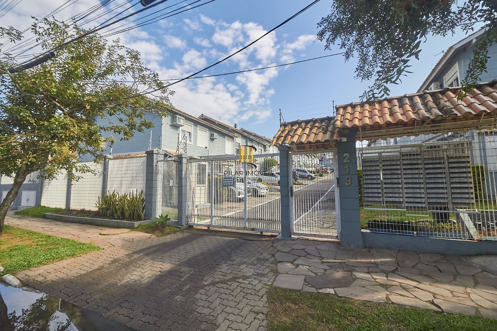 Casa sobrado em condomínio fechado no Alto Petrópolis de 2 dormitórios e vaga