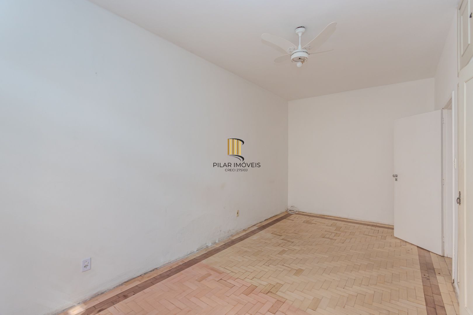 Casa no Menino Deus de 3 dormitórios e 5 vagas DESOCUPADA