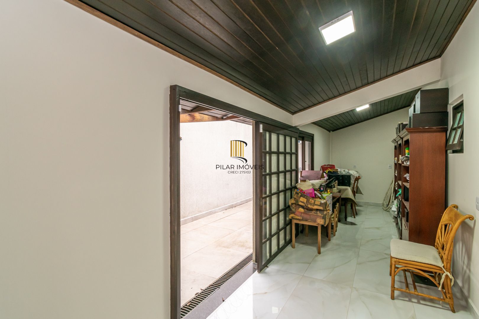 Casa sobrado no bairro Cristal de 3 dormitórios e 3 vagas
