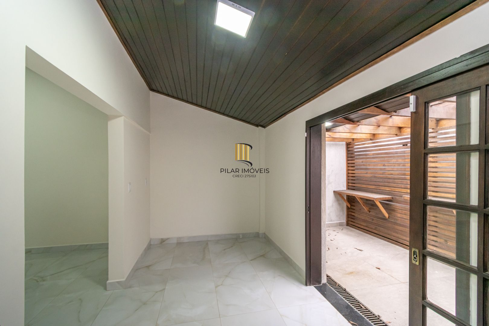 Casa sobrado no bairro Cristal de 3 dormitórios e 3 vagas