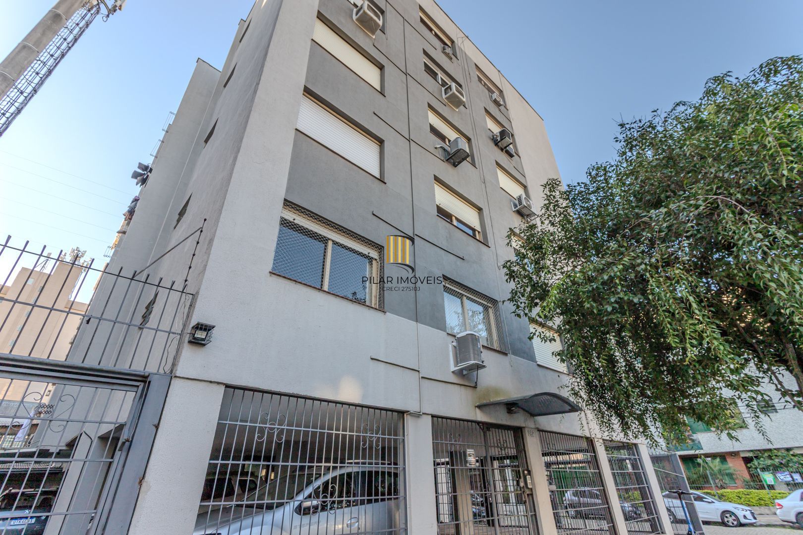 Apartamento de 2 dormitórios com dependência e vaga no bairro Santana DESOCUPADO