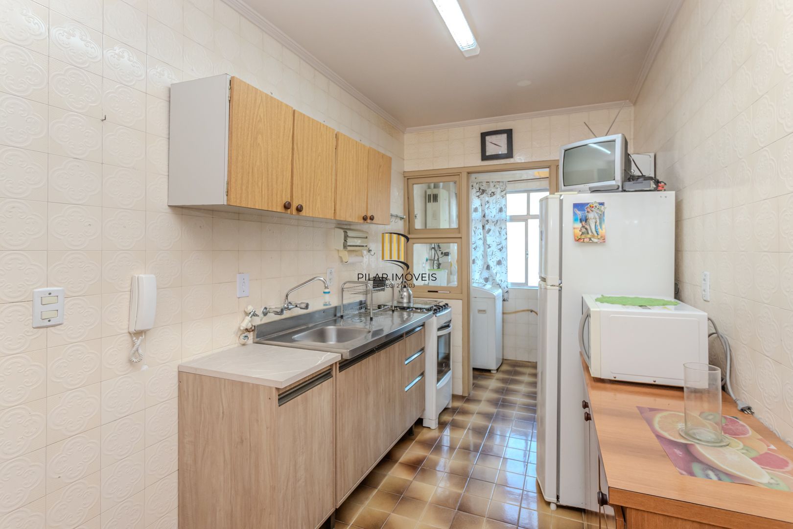 Apartamento de 2 dormitórios com dependência e vaga no bairro Santana DESOCUPADO