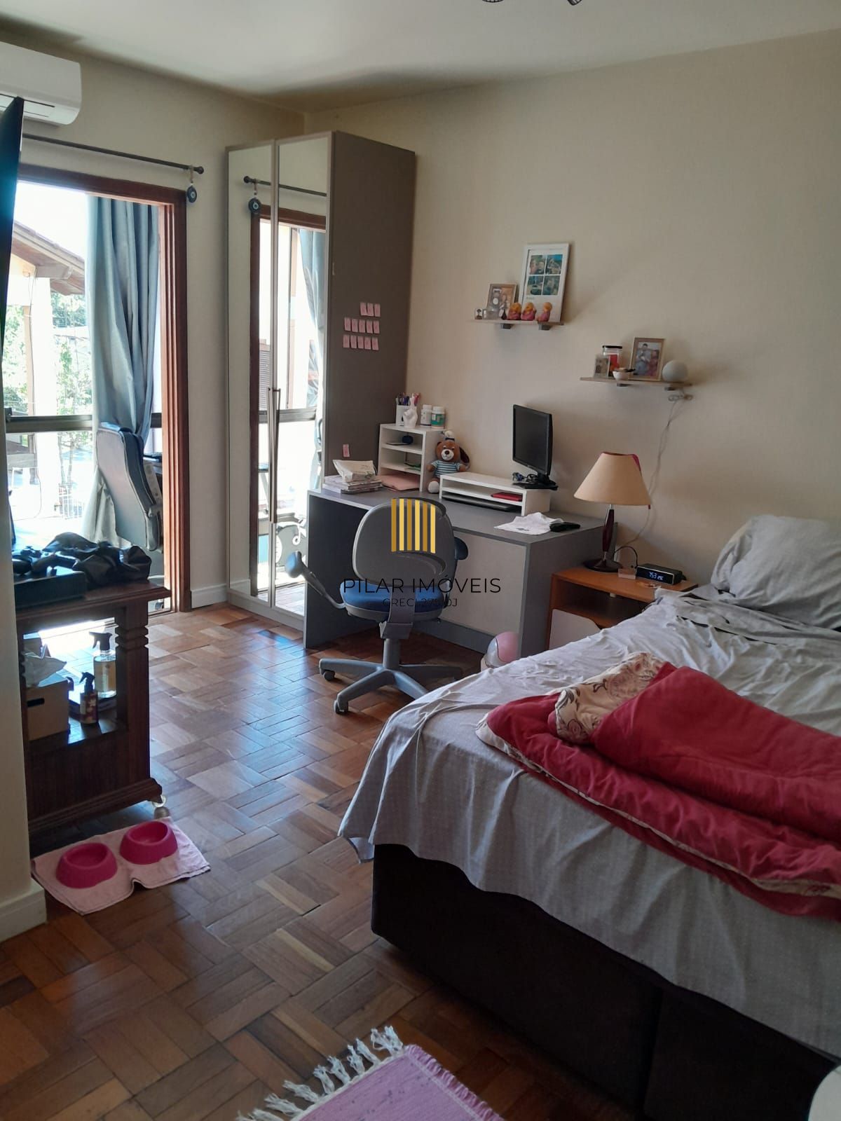 Casa sobrado a Venda de 5 Quartos, 1 Suite e 4 Vagas de Garagem com 235M²privt.