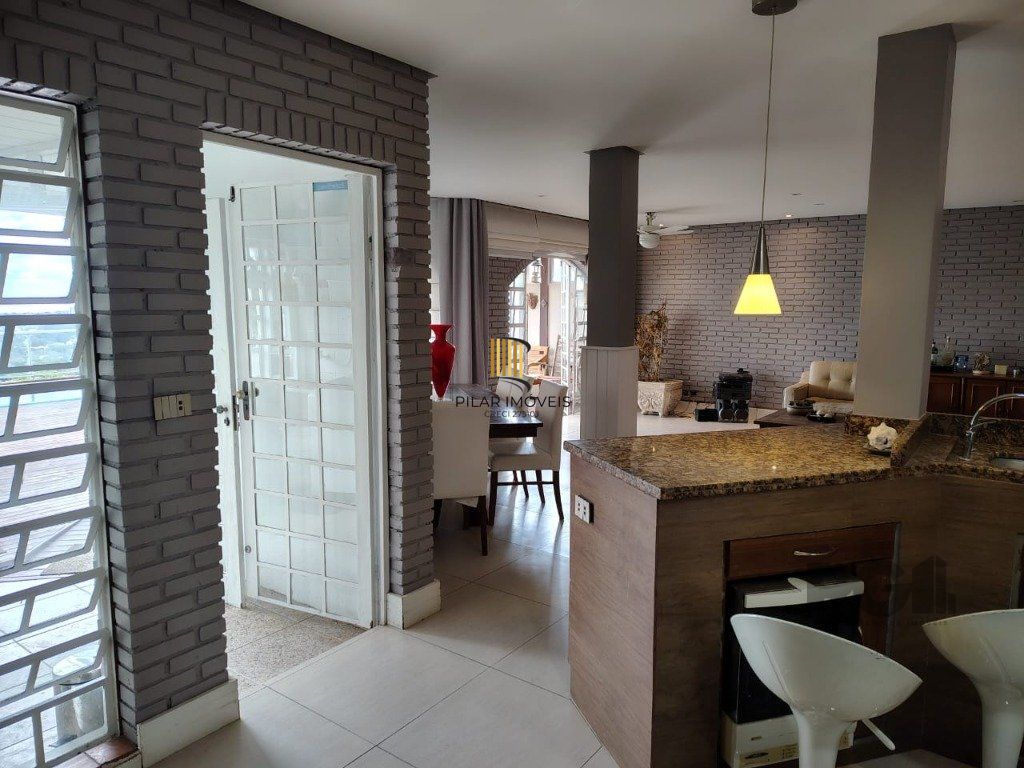 Casa sobrado com 300m² na Vila Nova de 3 dormitórios e 4 vagas