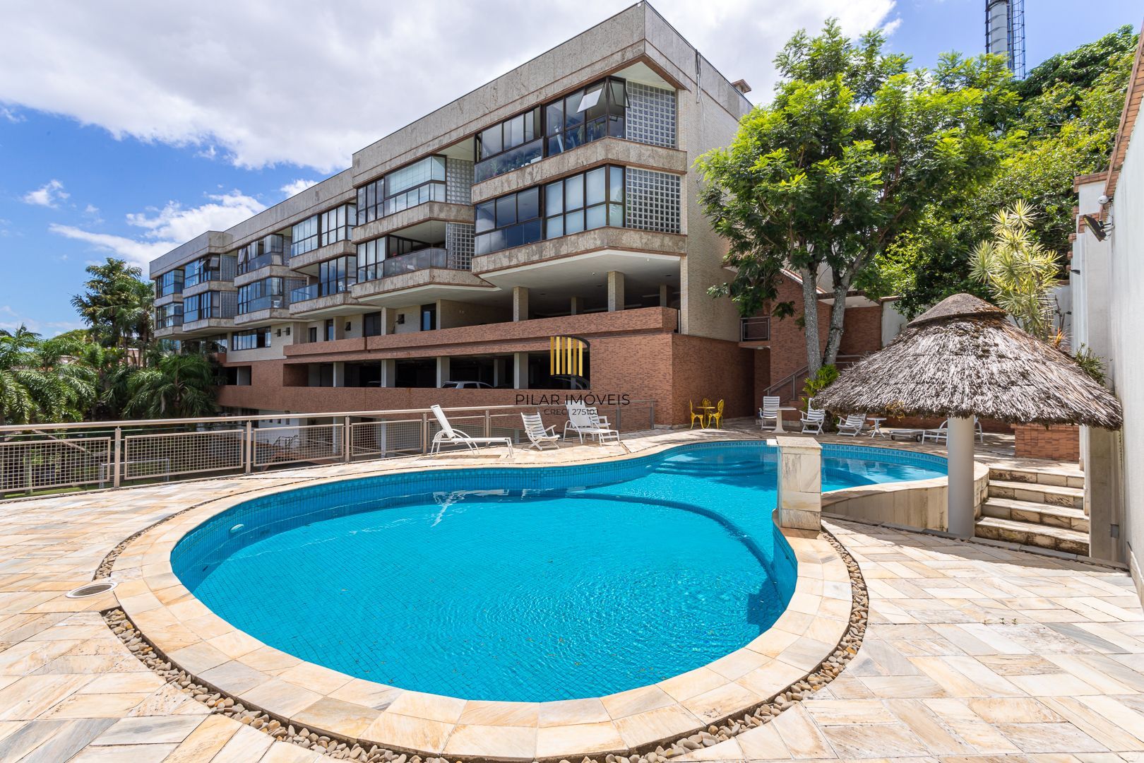 COBERTURA MOBILIADA COM VISTA PARA O GUAÍBA