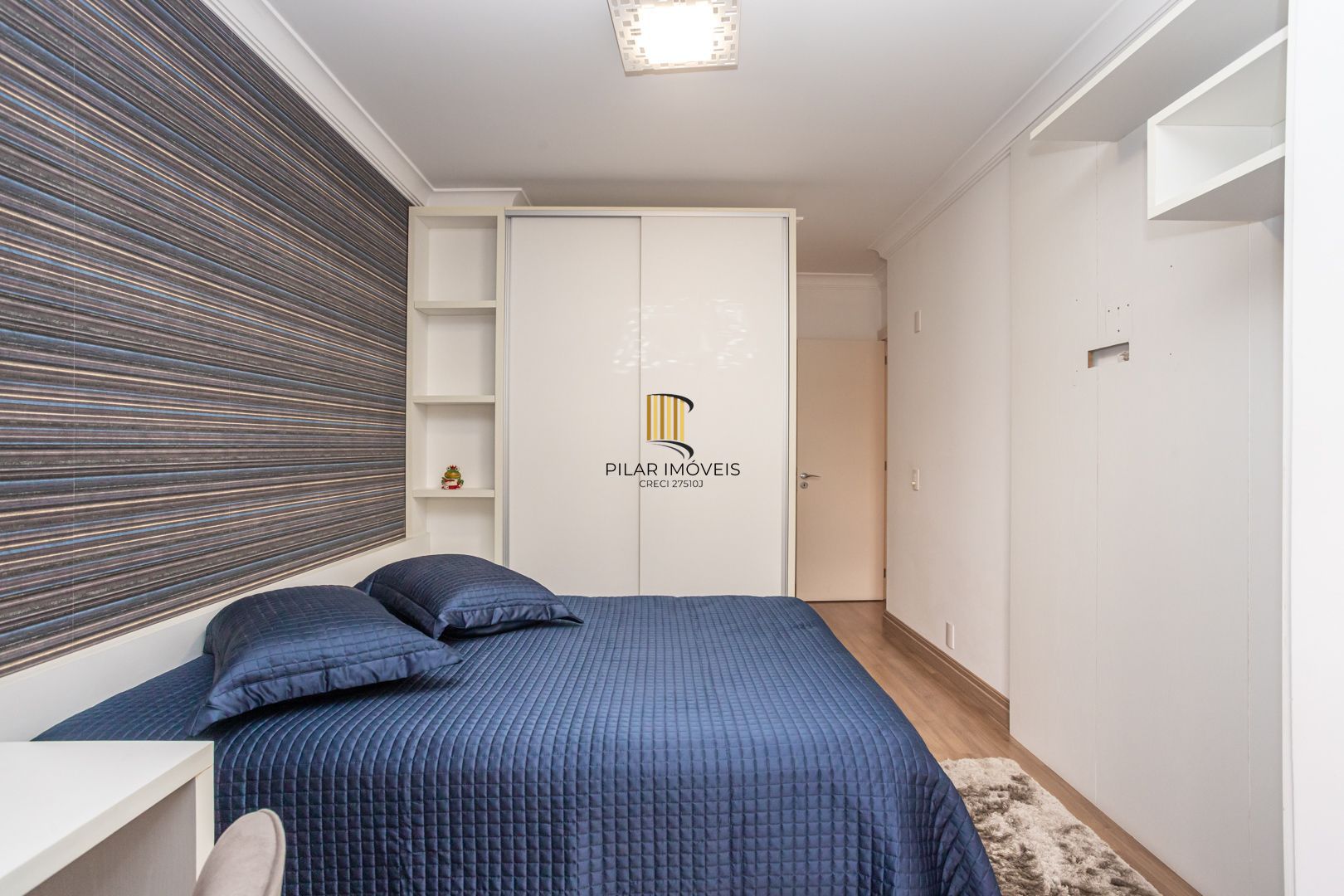 COBERTURA MOBILIADA COM VISTA PARA O GUAÍBA