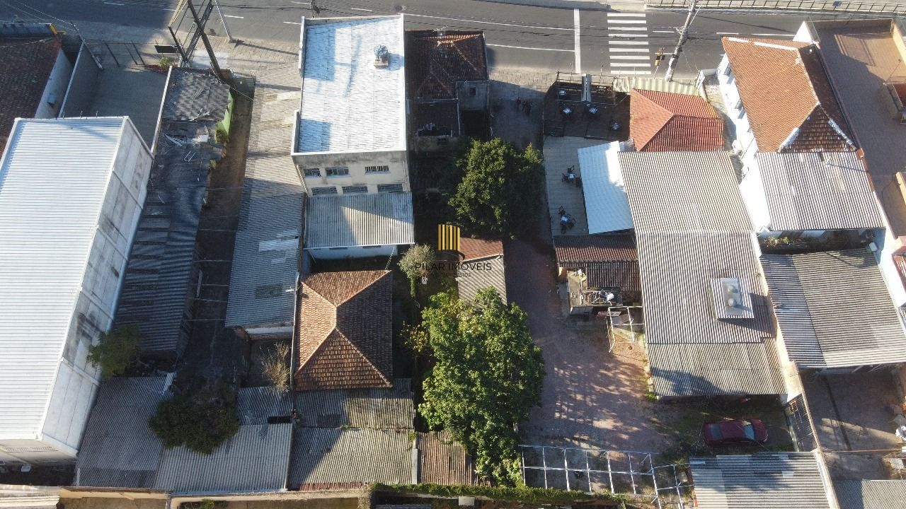Terreno no Partenon com sobrado de alvenaria