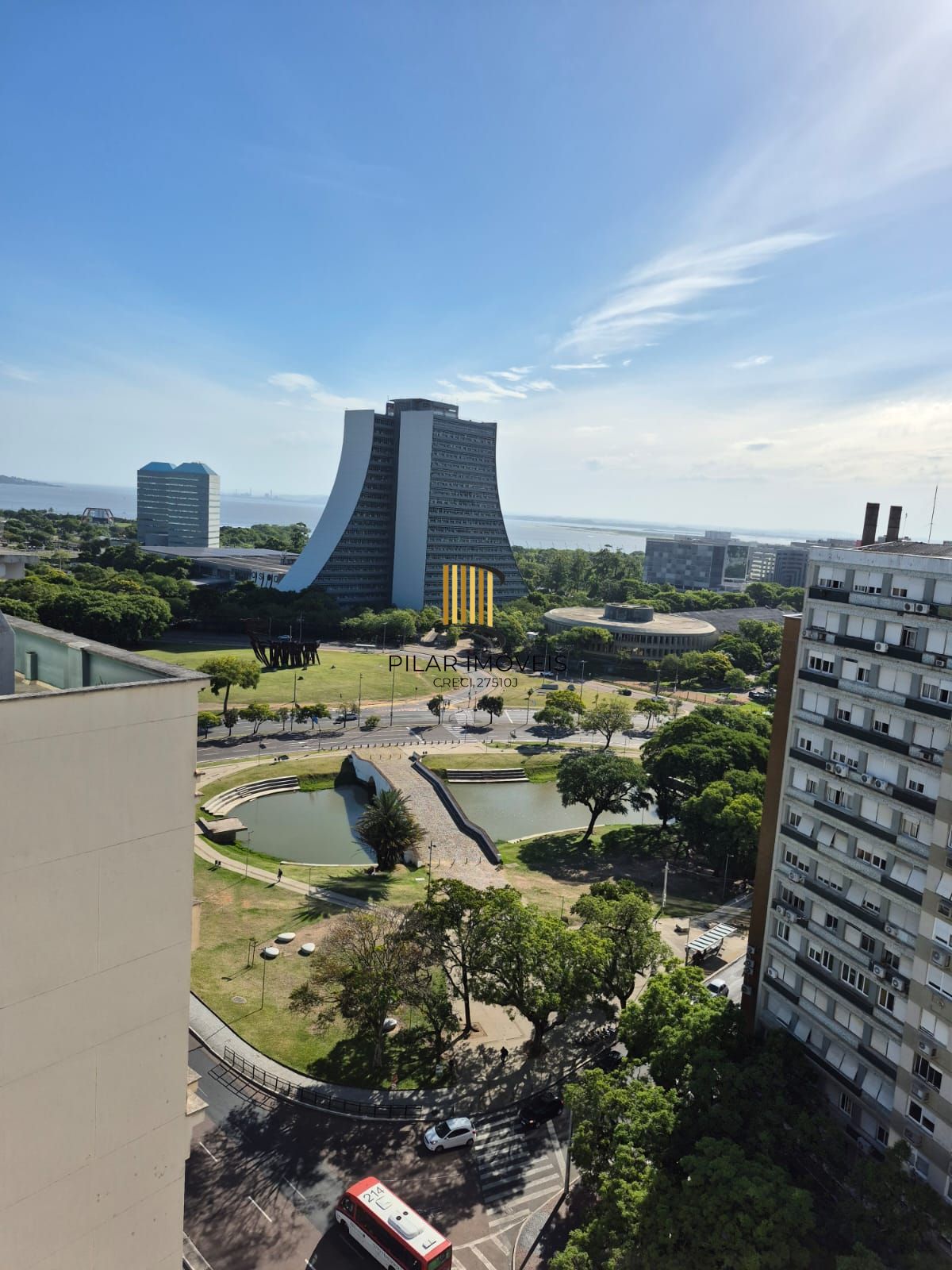 Apartamento no Centro de 2 dormitórios e 2 vagas DESOCUPADO