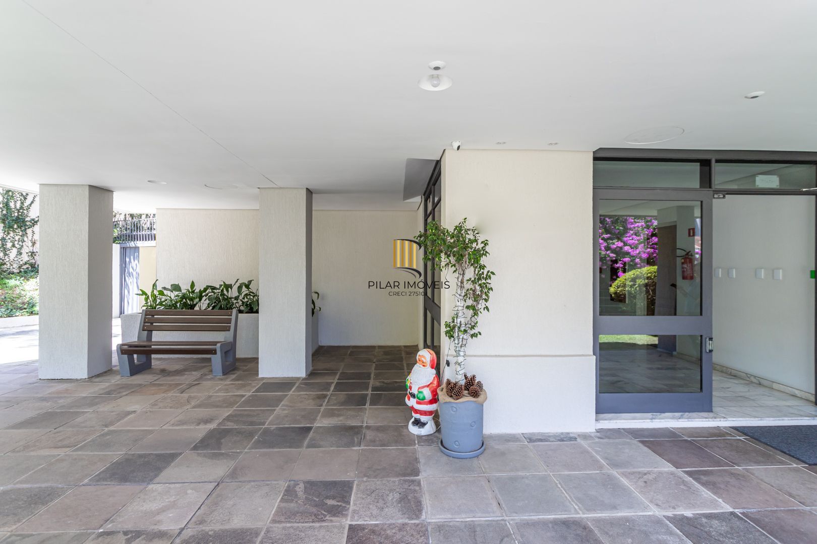 Apartamento no Petrópolis de 2 dormitórios dependência e vaga desocupado