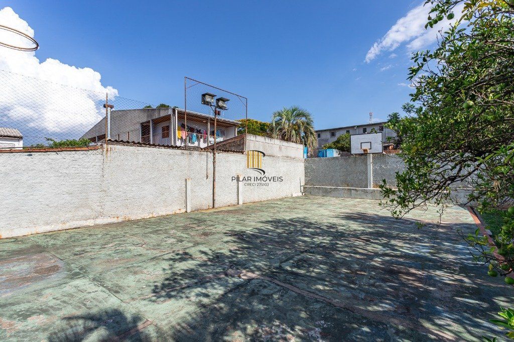 Casa sobrado no Partenon de 3 dormitórios e amplo pátio