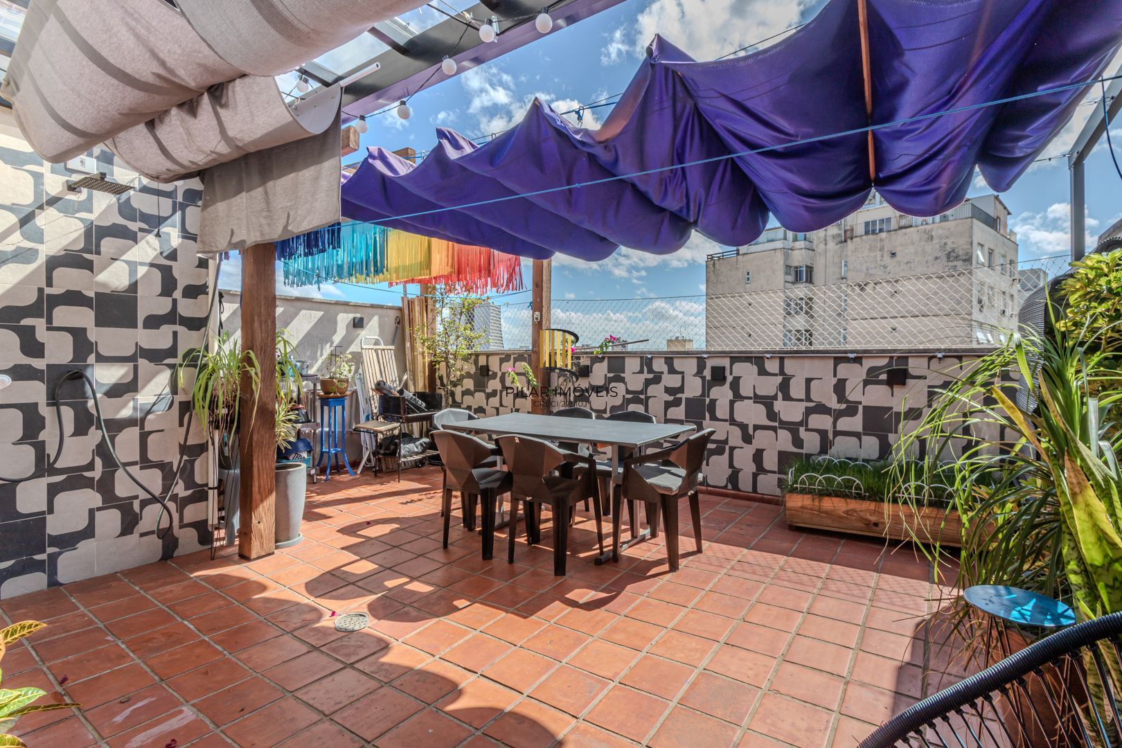 Excelente e aconchegante cobertura localizada na Rua Sarmento Leite, reformada a menos de dois anos, com excelente área privativa de 112m². Espaço gourmet integrado com copa + sala + terraço - Pilar Imóveis