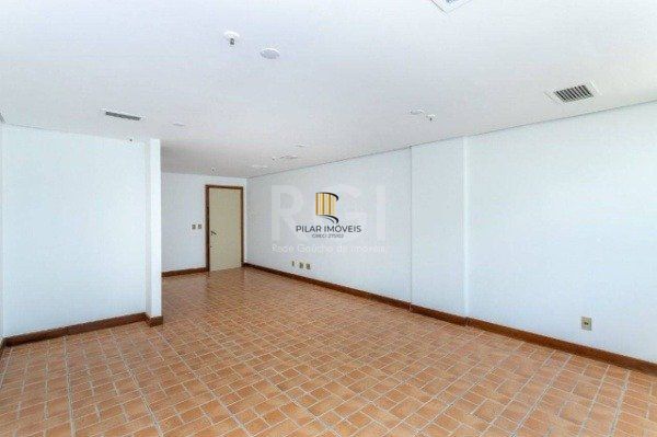 Sala comercial na Av Carlos Gomes com sacada