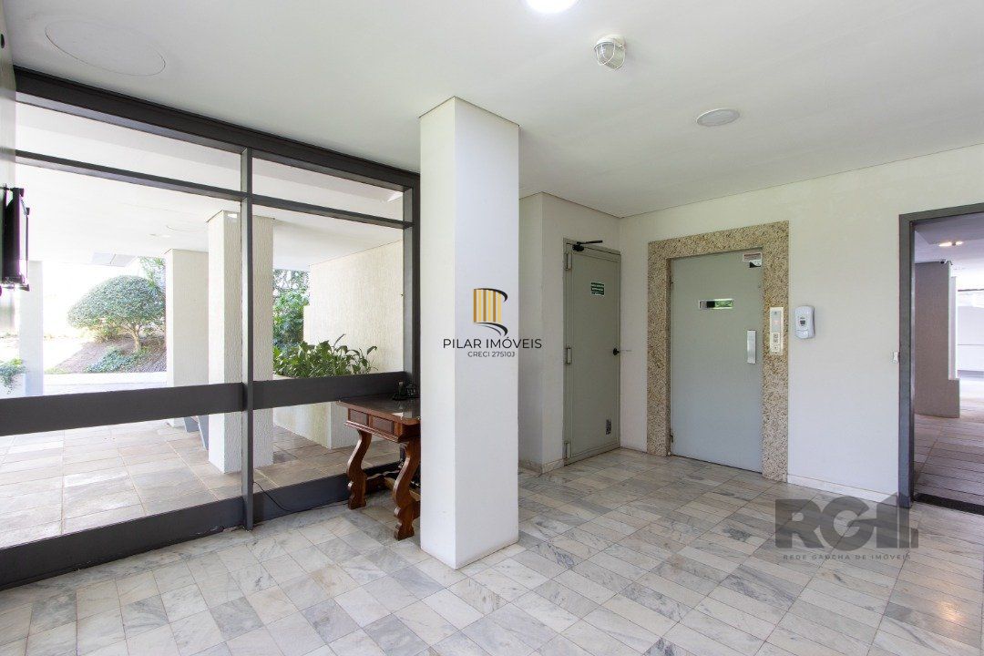 Apartamento no Petrópolis de 2 dormitórios dependência e vaga desocupado