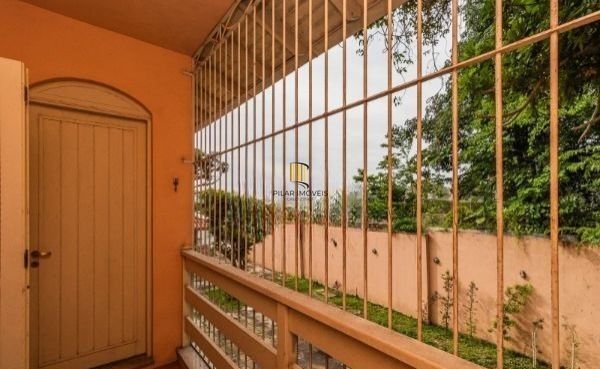 CASA DESOCUPADA E SEMI MOBILIADA, COM SUÍTE MASTER, SACADA, VISTA PANORÂMICA, EM AMPLO TERRENO NO SANTA TEREZA