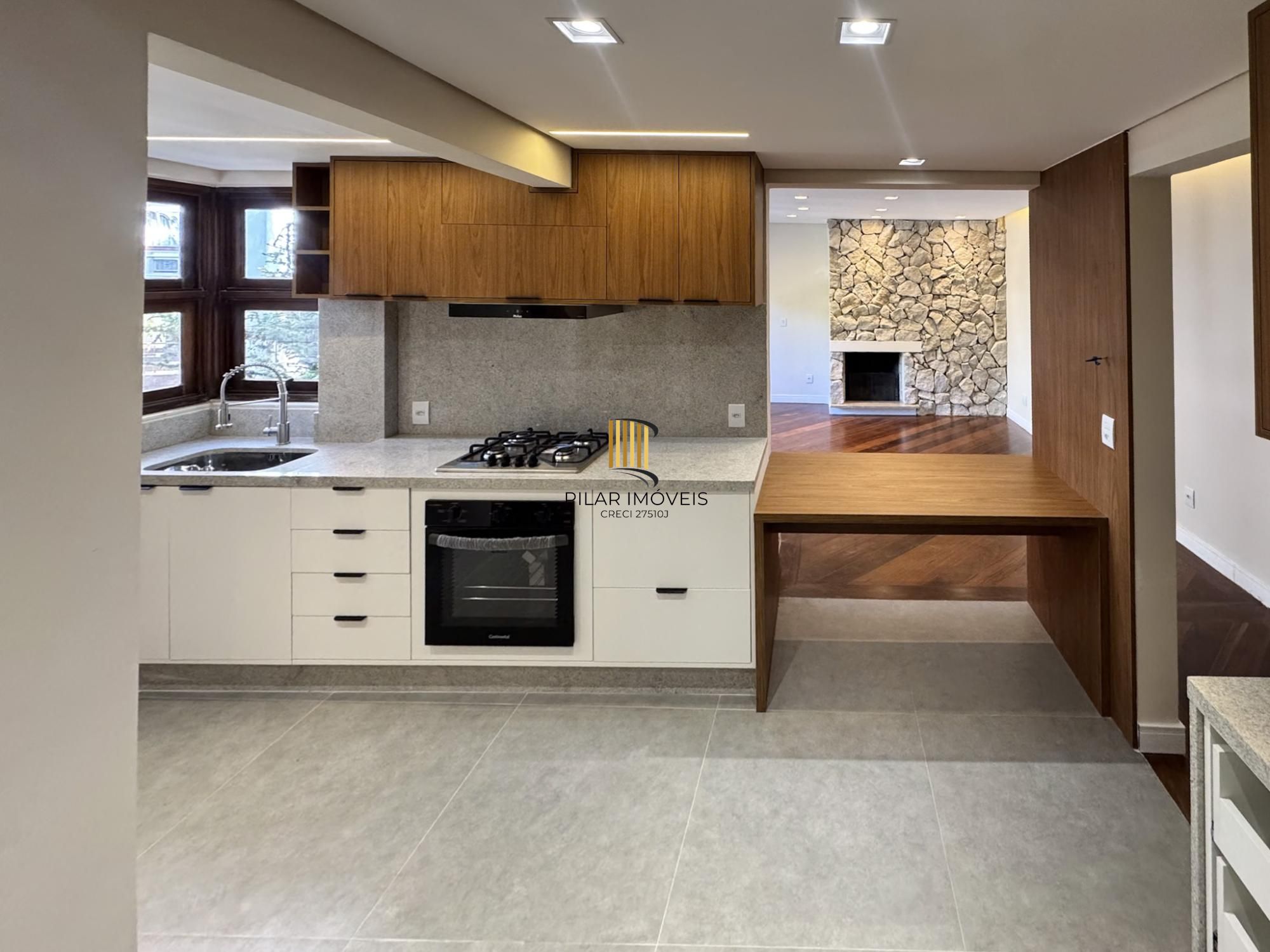 Cobertura com 198 m² de área privativa com 2 suítes e 2 vagas de garagens cobertas no bairro Mont Serrat