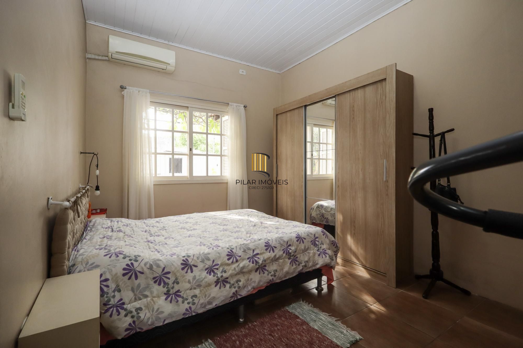 Casa semimobiliada com 188 m² de área privativa com 3 dormitórios sendo 1 suíte e 4 vagas de garagem.